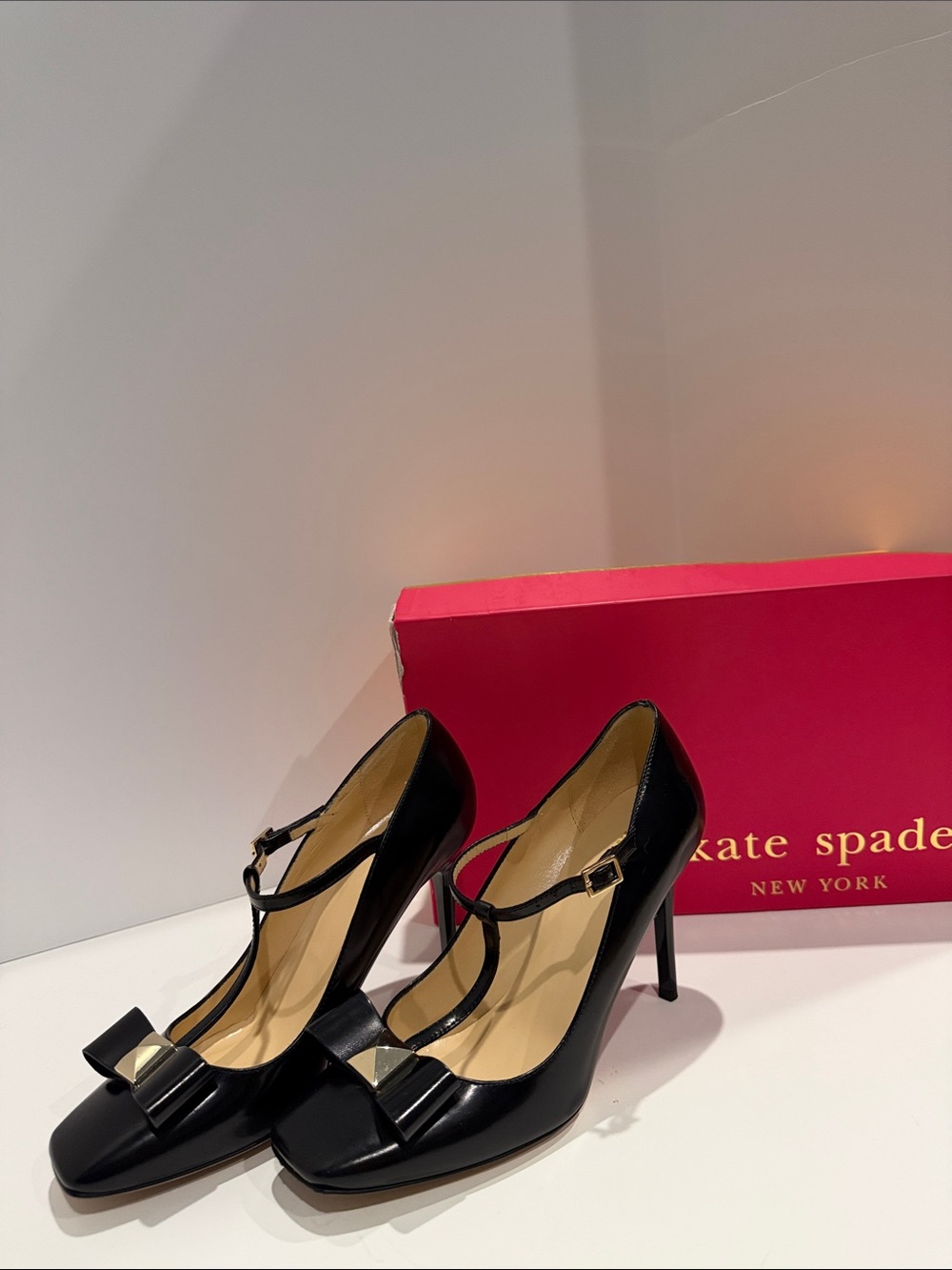 Kate Spade Black T-Strap Highland Bow Pumps with Gold Accent size 7 heels shoes